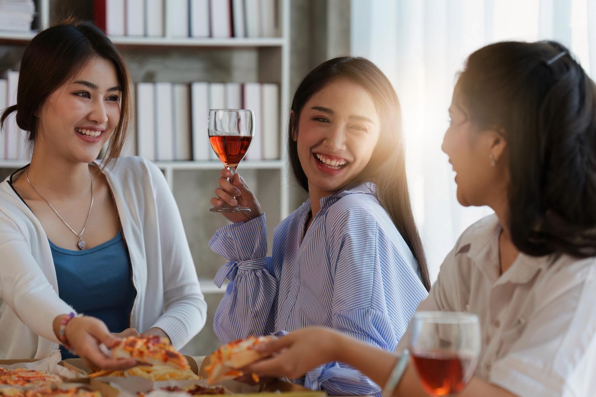 飲葡萄酒不僅是一種享受,更是一種健康的生活方式選擇。對於女性來說,適量飲用紅酒不僅能帶來愉悅的味覺體驗,還能提供多重健康益處,包括心血管健康、抗老化及美容效果,以及促進消化和控制體重的潛力。